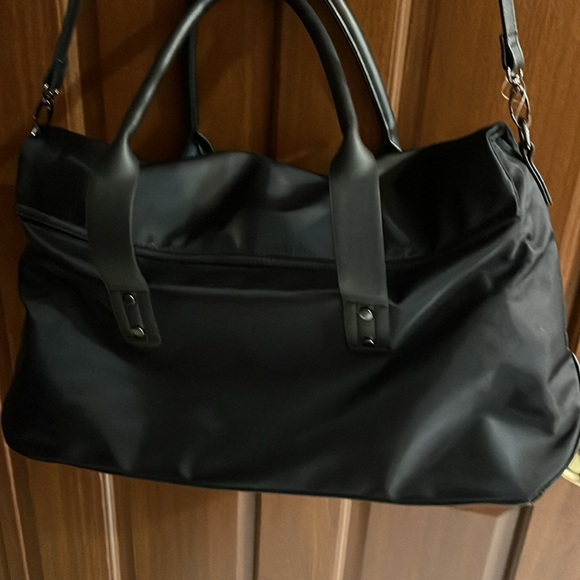 Fabletics The Grip Tote Duffel Gym/Travel Bag, Black, 20.5” x 11.5” x 6.5” - Picture 10 of 15